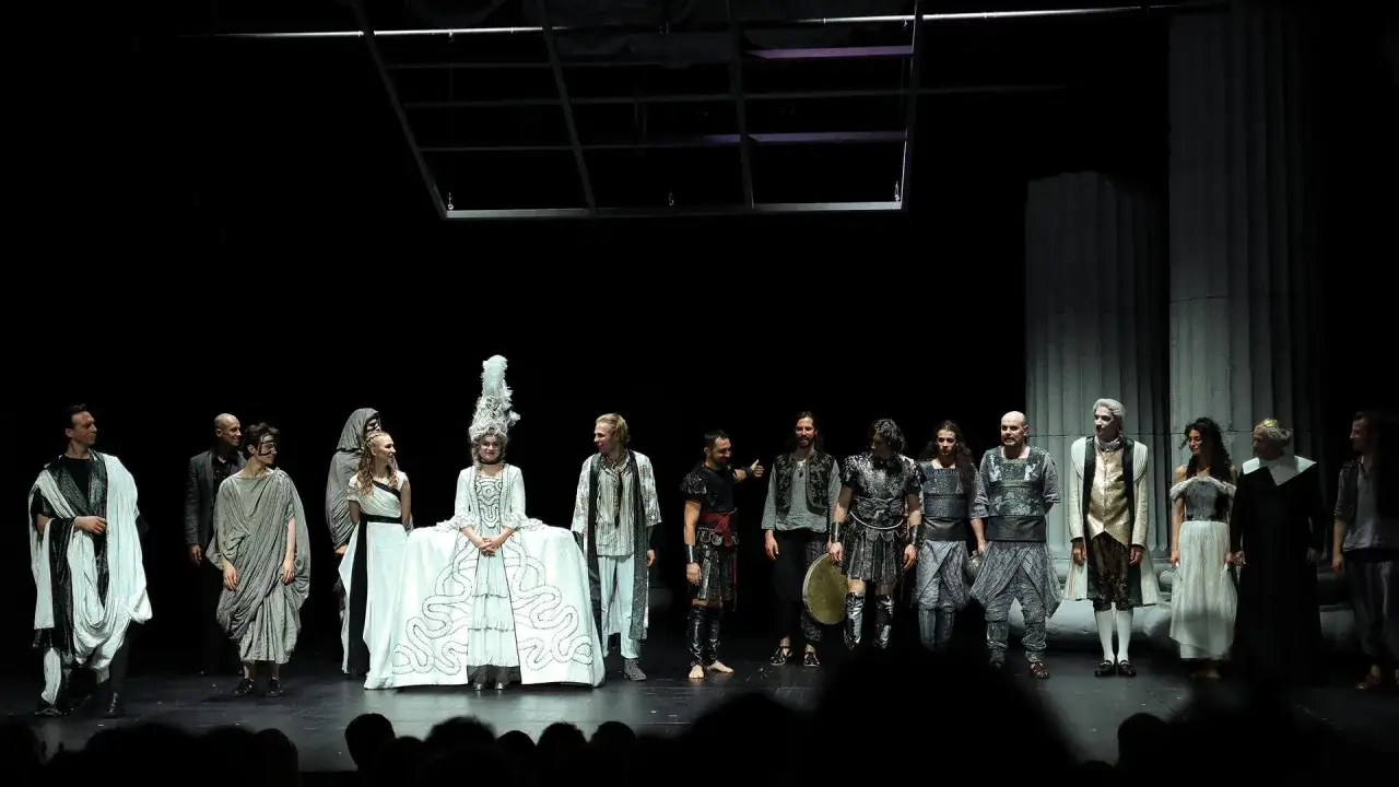 Co to jest teatr? Odkryj jego znaczenie i rolę w sztuce