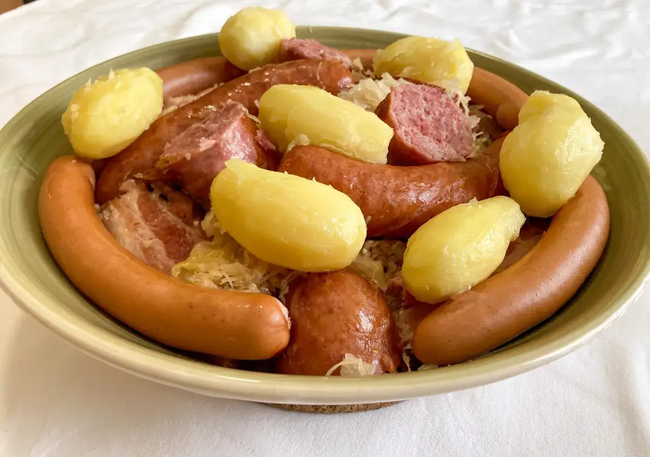Un plat généreux de choucroute garnie, avec saucisses, lard et pommes de terre, un classique de Metz.