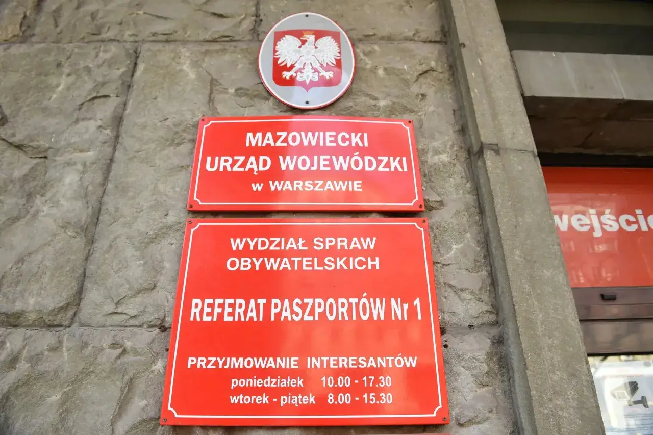 Tablica Mazowieckiego Urzędu Wojewódzkiego w Warszawie, Wydział Spraw Obywatelskich, Referat Paszportów.