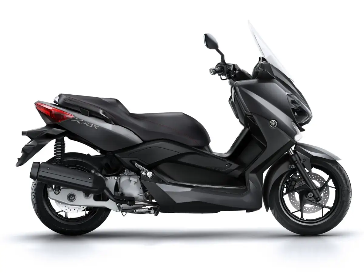 Ciemnoszary skuter Yamaha X-MAX 125, gotowy do osiągnięcia swojej prędkości maksymalnej.