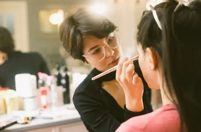 Jaka barwa światła do makijażu zapewni naturalny efekt?