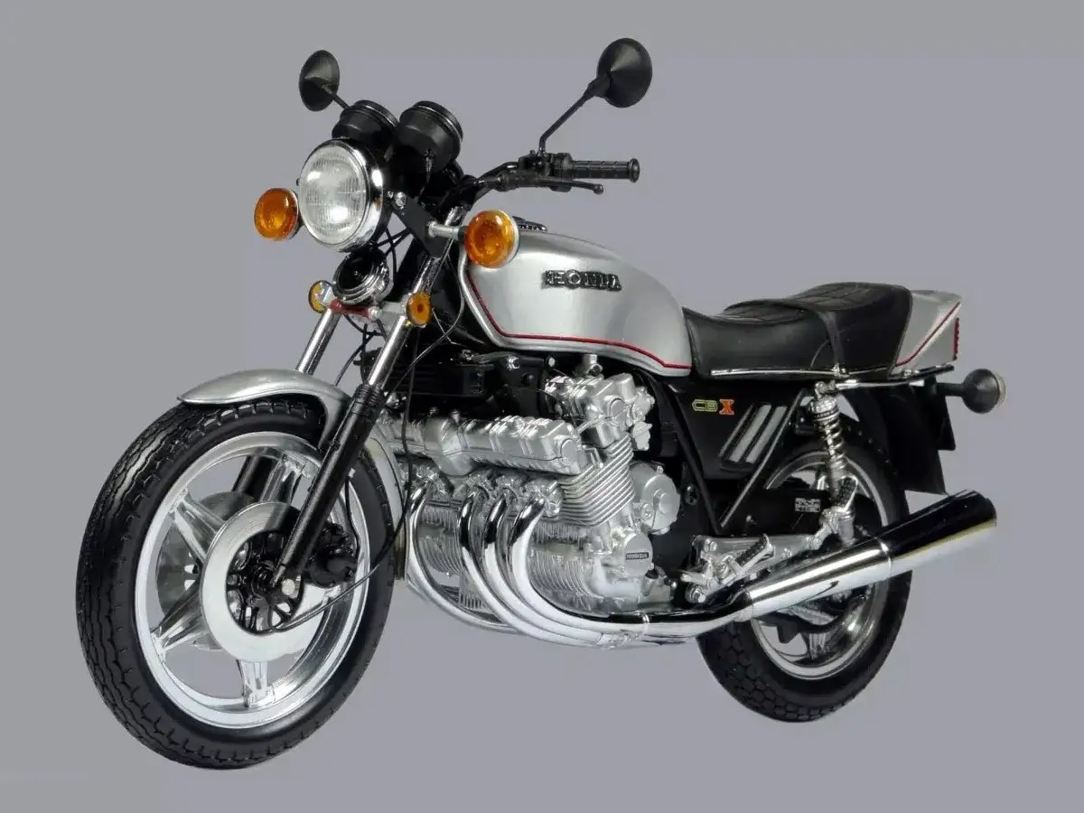 Srebrny motocykl Honda CBX 1000 z potężnym silnikiem sześciocylindrowym, klasyk z lat 80.