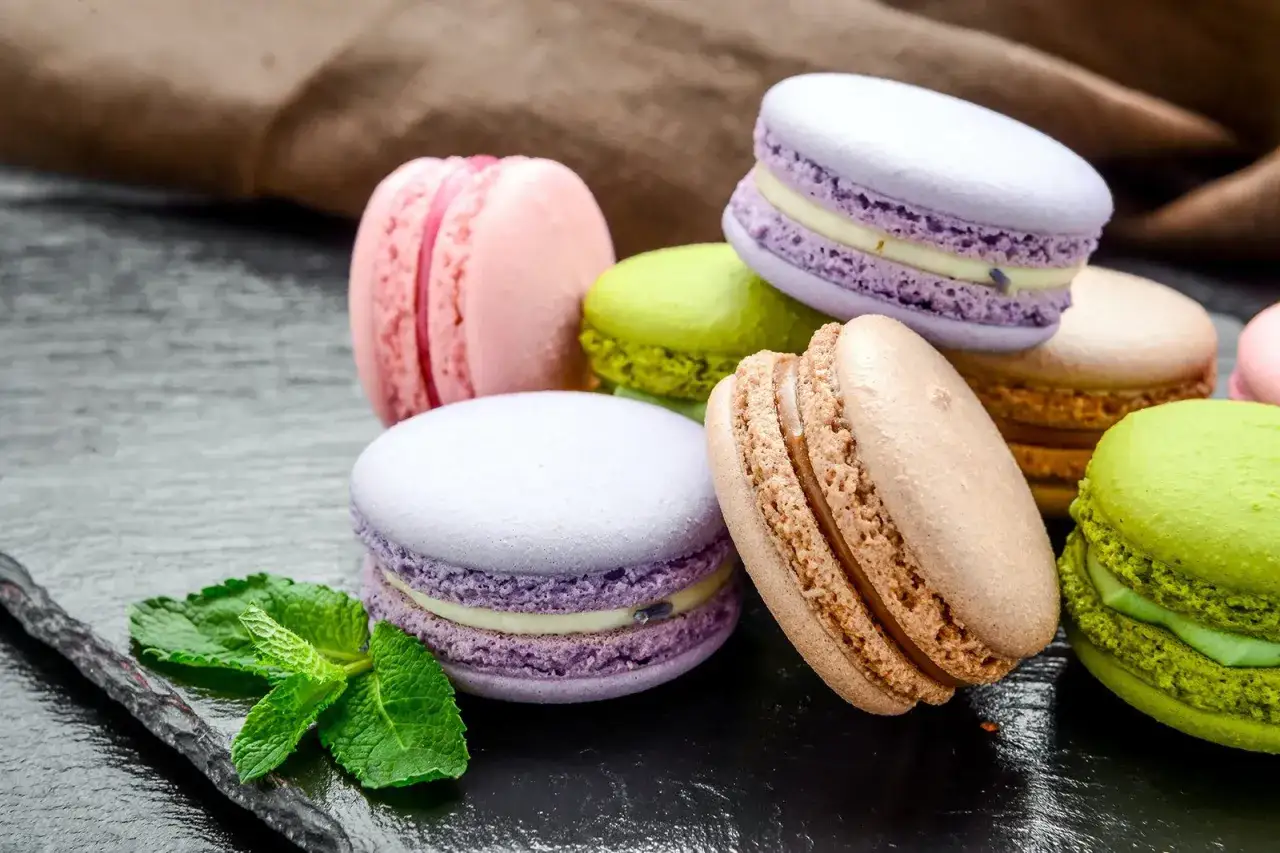 Douceurs colorées, ces macarons évoquent les spécialités parisiennes. Une touche de menthe et une gousse de vanille complètent ce tableau gourmand.