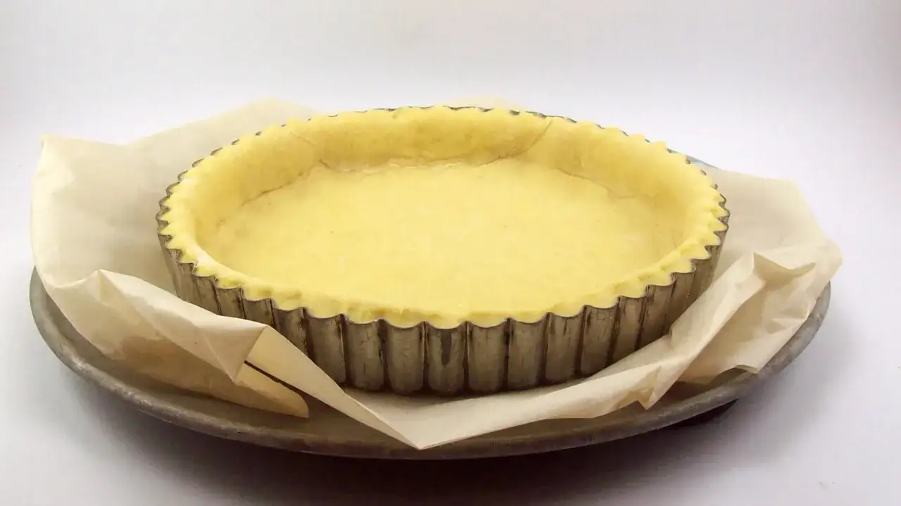 Pâte briochée prête à être cuite dans un moule à tarte. Idéal pour une recette de tarte sucrée ou salée.