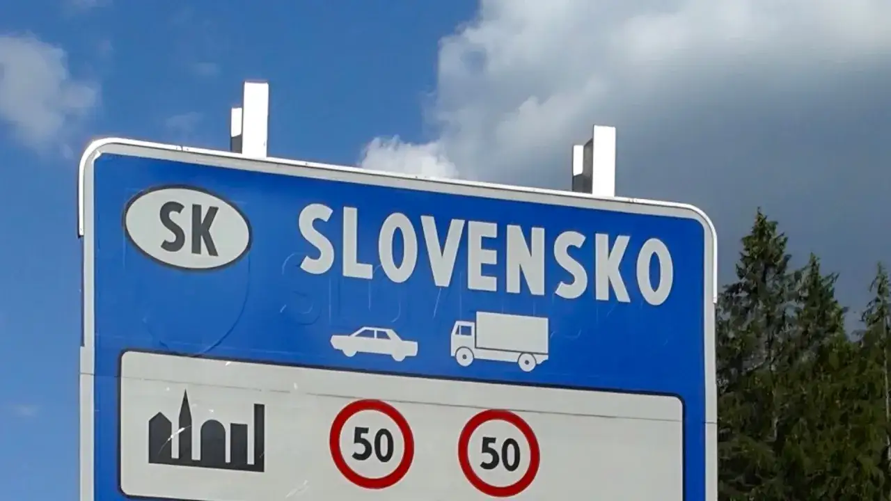 Granica Słowacji. Znak informuje o wjeździe do kraju, ograniczeniu prędkości do 50 km/h dla samochodów i ciężarówek. Winiety Słowacja są obowiązkowe.
