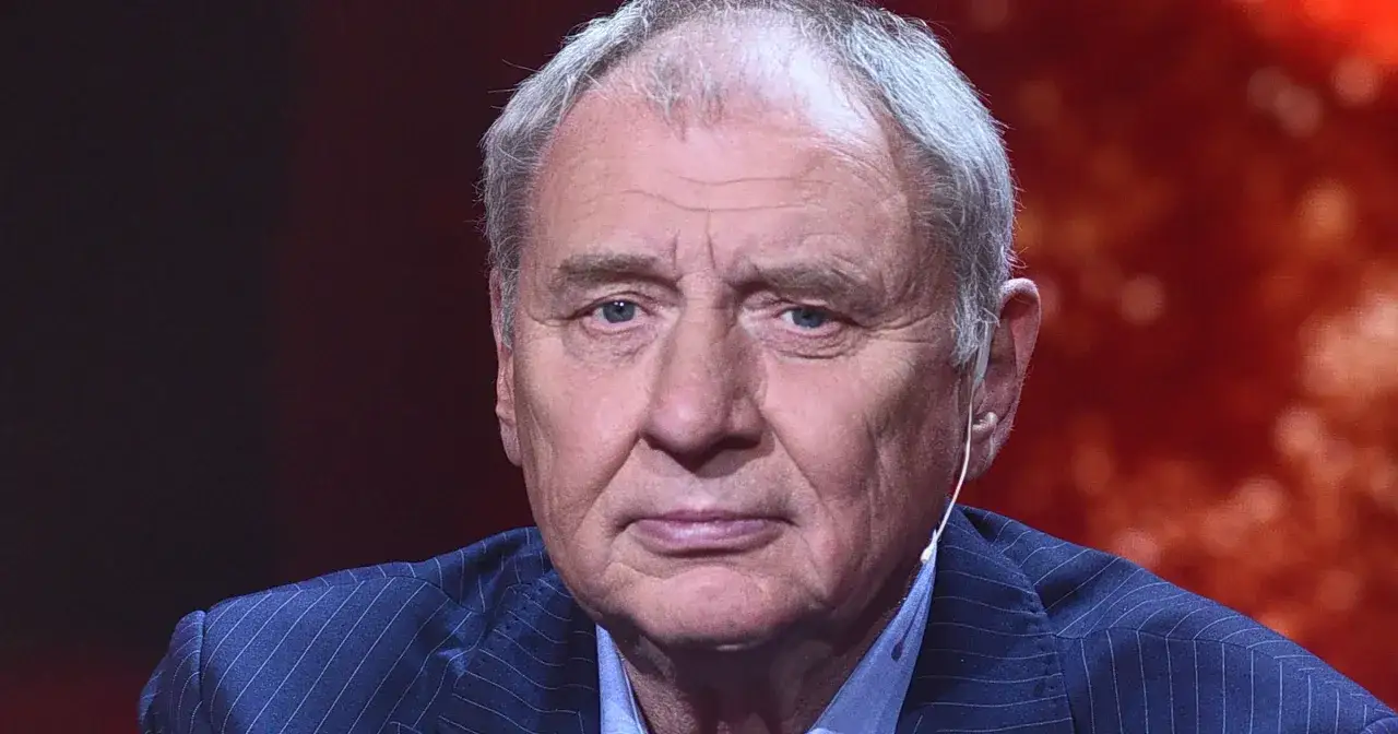 Zbliżenie na twarz Andrzeja Grabowskiego w granatowej marynarce. Wiele osób zastanawia się, andrzej grabowski ile ma lat.