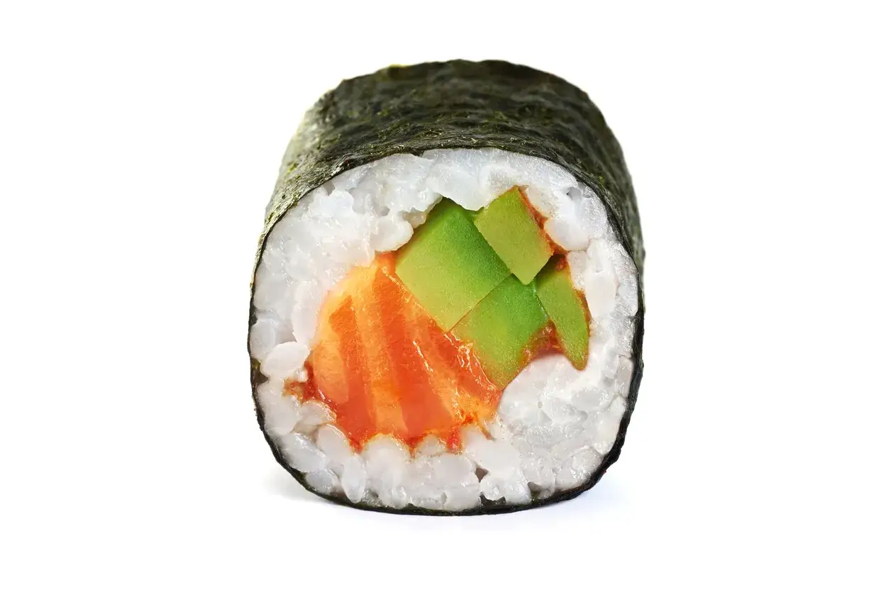 Rolka sushi z łososiem i awokado. Zastanawiasz się, ile waży sushi? Ta porcja jest idealna na przekąskę.