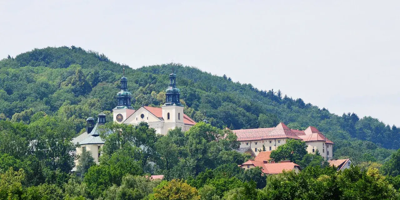 Kalwaria Zebrzydowska, malowniczo położona wśród zielonych wzgórz, to sanktuarium otoczone lasem.