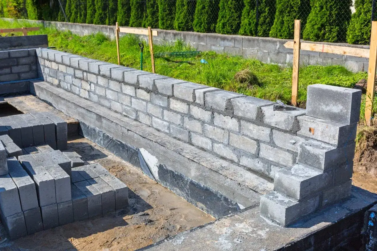 Budowa fundamentów: układanie bloczków betonowych, przygotowanie do wylania betonu. Jak obliczyć beton na ławy fundamentowe?