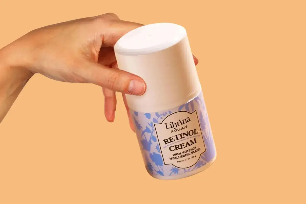 Dłoń trzymająca krem z retinolem LilyAna Naturals.