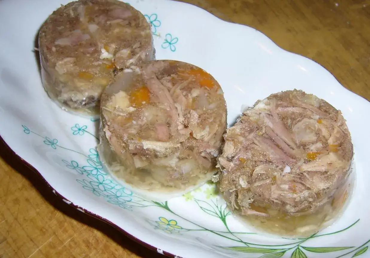 Jak zrobić galaretę z nóżek wieprzowych? Przepis krok po kroku