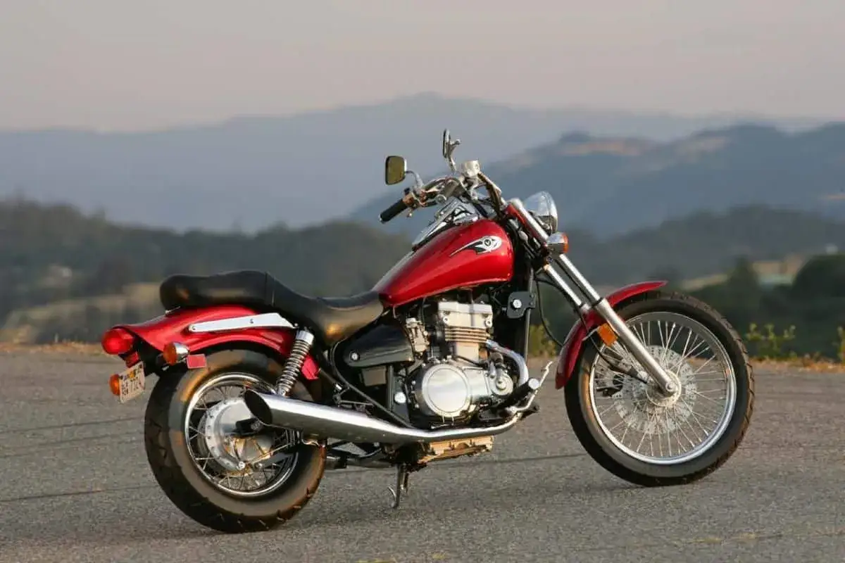 Czerwony motocykl Kawasaki EN 500 na tle górskich krajobrazów. Dane techniczne tego modelu to świetny wybór dla miłośników klasycznych cruiserów.