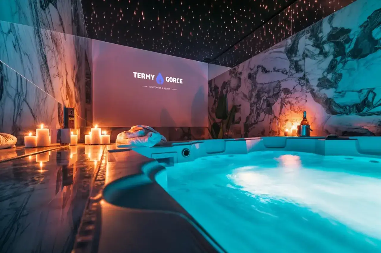 Relaks w jacuzzi przy blasku świec i gwieździstym suficie. Wiele osób poleca Termy Gorce na udany wypoczynek.