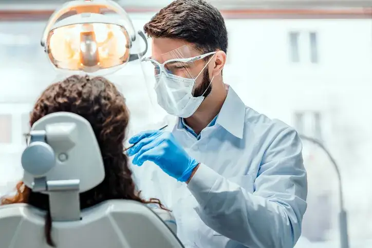 Czy przed wizytą u dentysty można wziąć tabletkę przeciwbólową bez ryzyka?