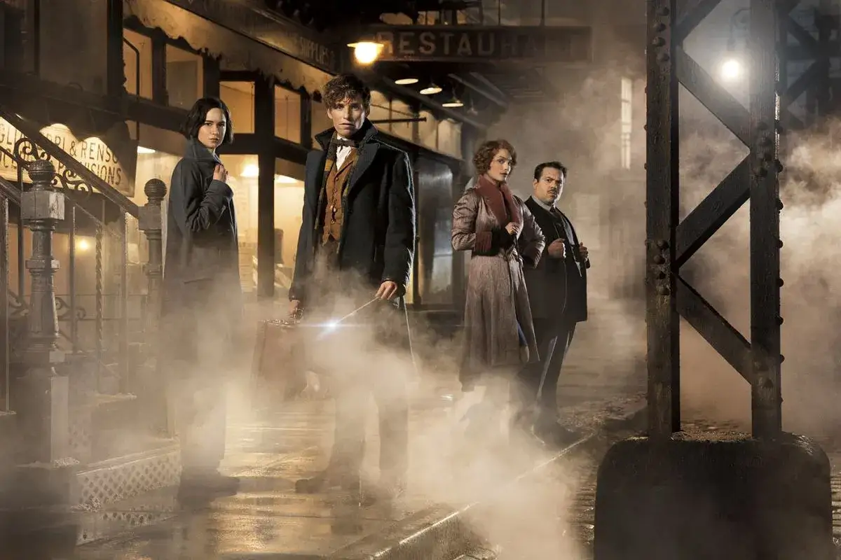 Newt Scamander i jego towarzysze w mglistym zaułku, przygotowani na przygody z fantastycznymi zwierzętami 4.