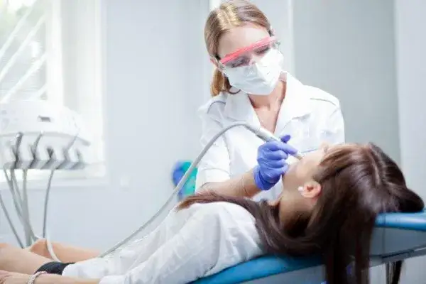Czy można iść chorym do dentysty? Ważne informacje o ryzyku