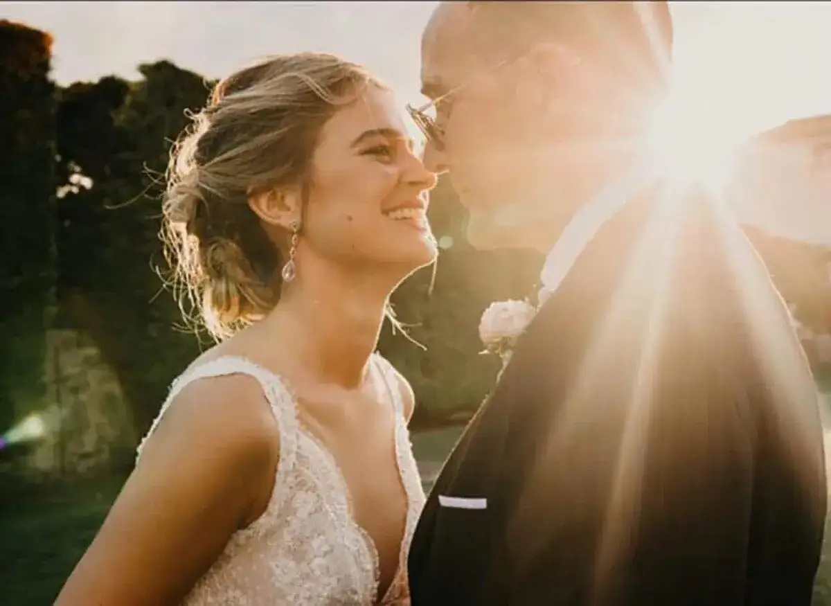 Novia sonriente y novio en su boda. La luz del sol ilumina el momento especial de laura escanes boda.