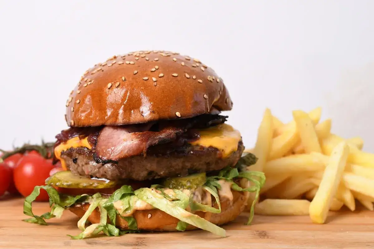 Perfekcyjny burger wołowy w domu: Przepis krok po kroku