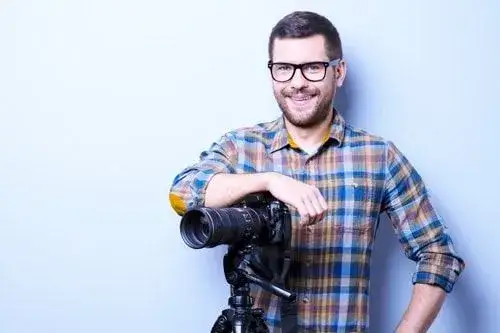 Ile bierze fotograf za 18? Poznaj ceny i ukryte koszty usług