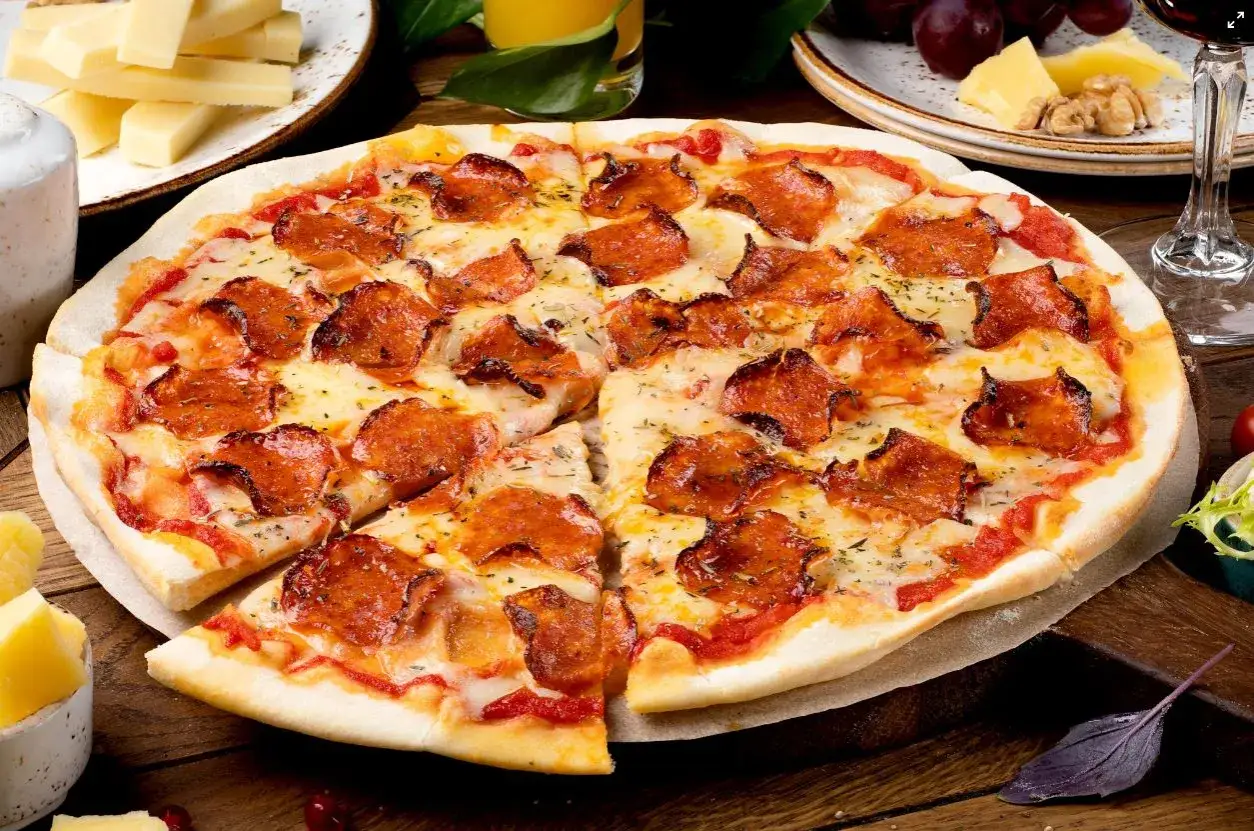 Najlepsze dodatki do pizzy z salami, które zaskoczą Twoje kubki smakowe