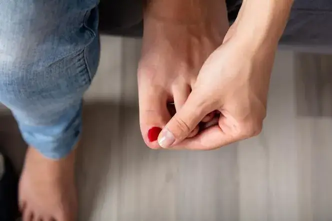 Skuteczne sposoby na zmiękczenie twardych paznokci u nóg bez bólu