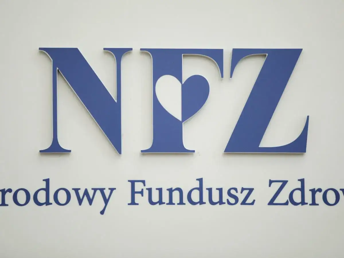 Niebieskie litery NFZ z sercem w środku oraz napis "rodowy Fundusz Zdrowia" na białym tle.