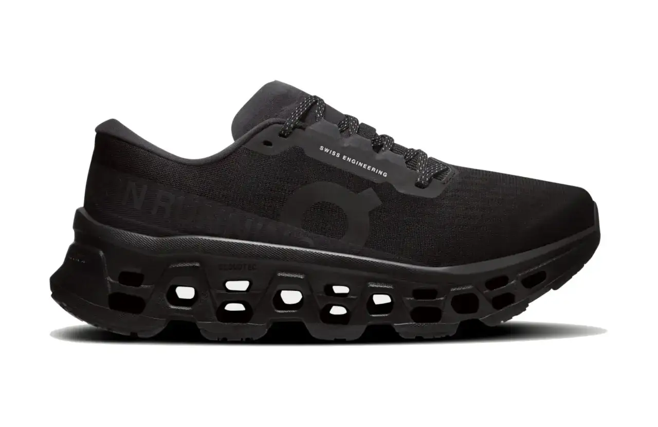 Czarne buty do biegania z dużą amortyzacją, z technologią CloudTec i napisem "ON RUNNING".