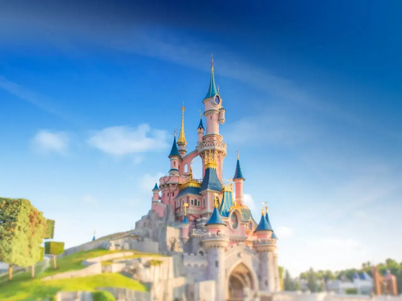 Zamek w Disneylandzie na tle błękitnego nieba.