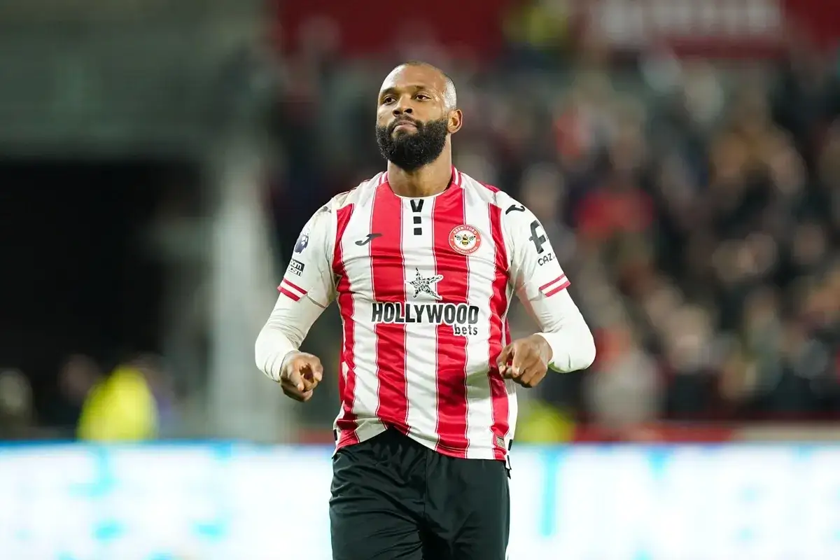 Piłkarz Igor Thiago w koszulce Brentford FC z logo Hollywoodbets.