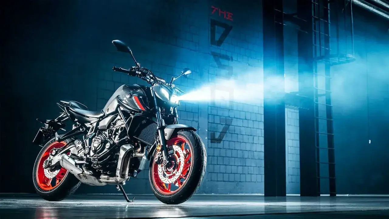 Yamaha MT-07 z zapalonymi światłami, gotowa do jazdy. Sprawdź yamaha mt 07 dane techniczne i poczuj moc!