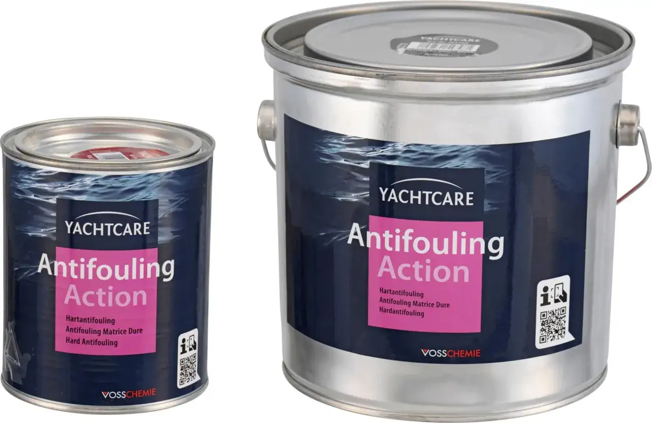 Zwei Dosen Yachtcare Antifouling Action, ein Mittel gegen Bewuchs am Bootsrumpf.