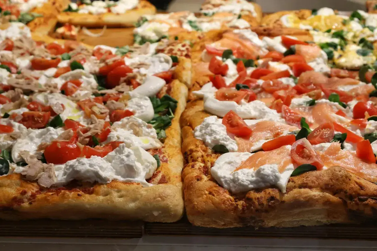 Pyszne placki z burratą, pomidorkami i łososiem. Idealne na szybki przepis na ciasto do pizzy, gdy masz ochotę na coś wyjątkowego.