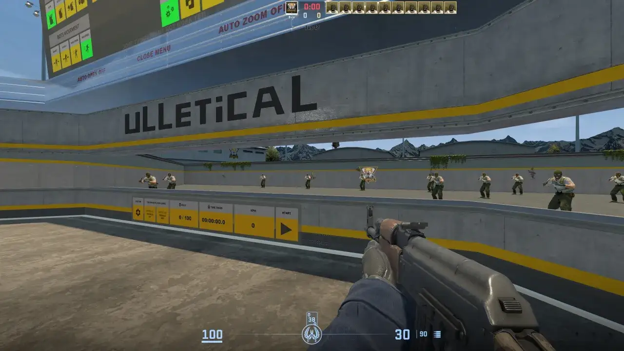 Gracz ćwiczy celność na mapie treningowej CS:GO, celując w boty. Widoczny jest interfejs gry z informacjami o postępach w wyzwaniu "The Aim Botz Challenge".