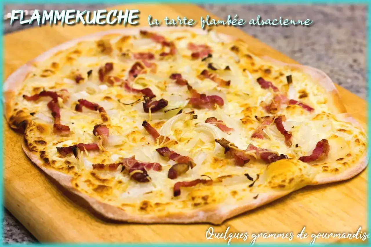 Flammekueche, la tarte flambée alsacienne, une gourmandise croustillante à l'origine paysanne.