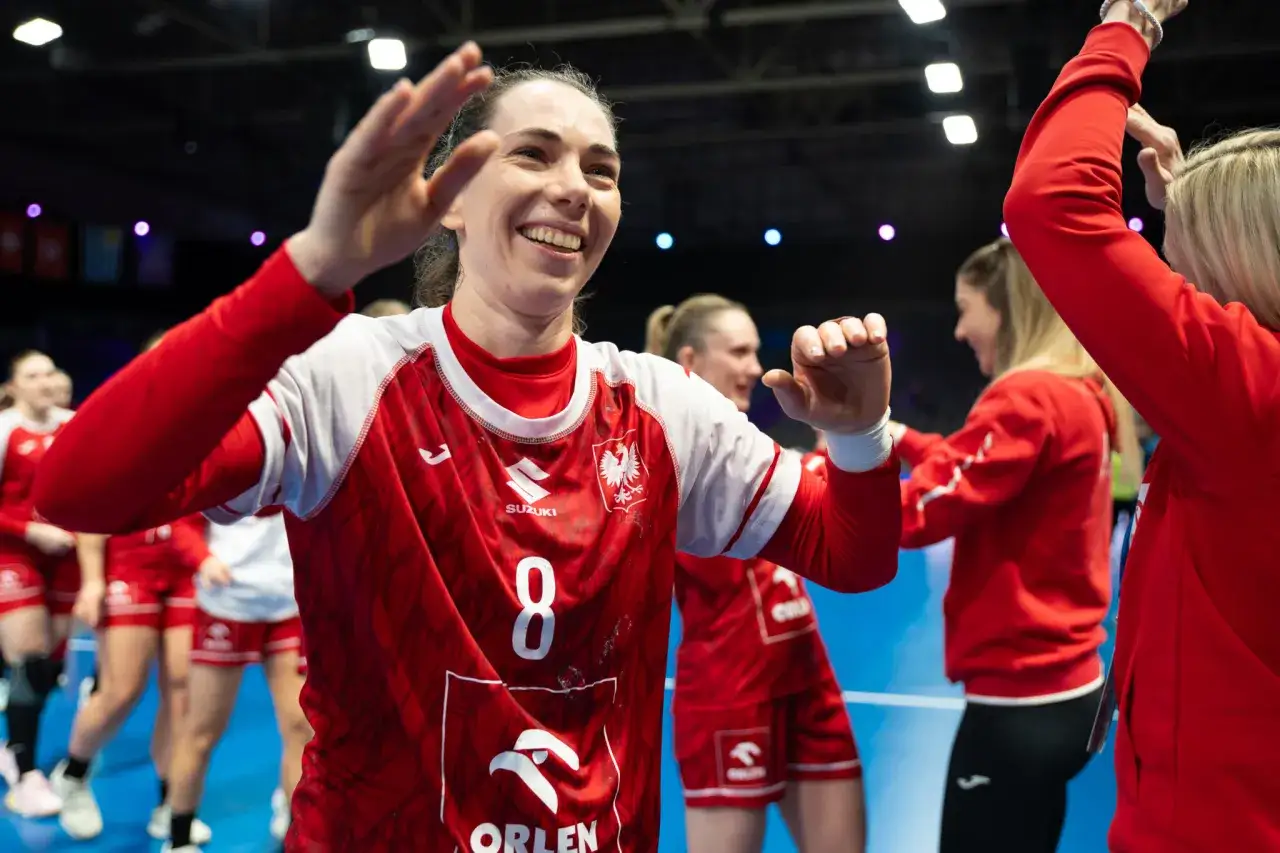 Radosna zawodniczka w koszulce z numerem 8 świętuje sukces w finale piłki ręcznej.