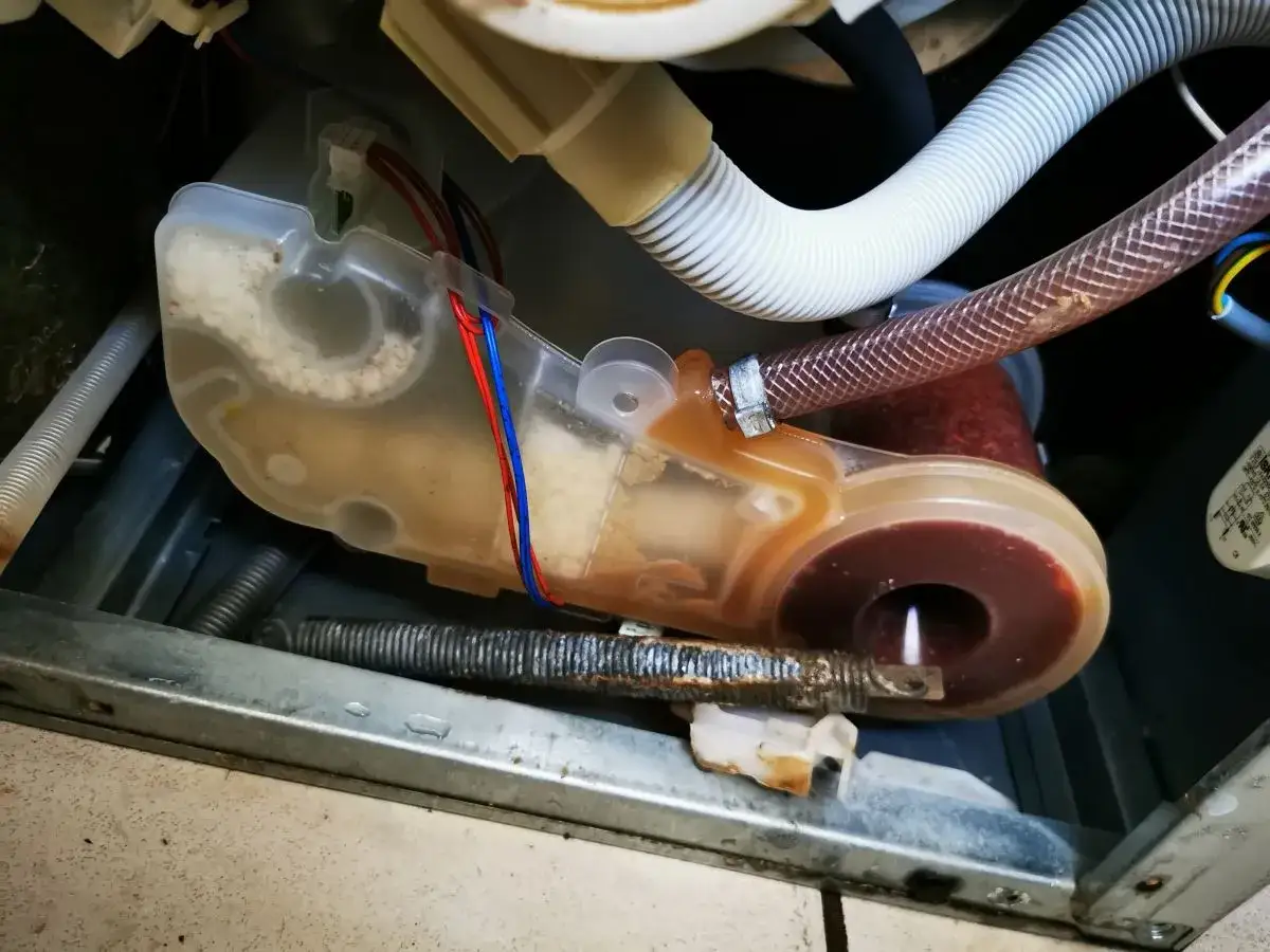 Zmywarka Whirlpool błąd E4 - Co oznacza i jak naprawić?
