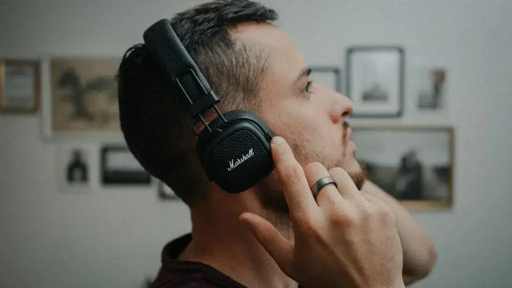 Jak słuchać muzyki przez słuchawki bezprzewodowe bez problemów