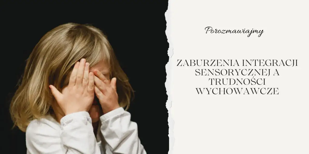 Dziecko z blond włosami zakrywa twarz dłońmi na czarnym tle.