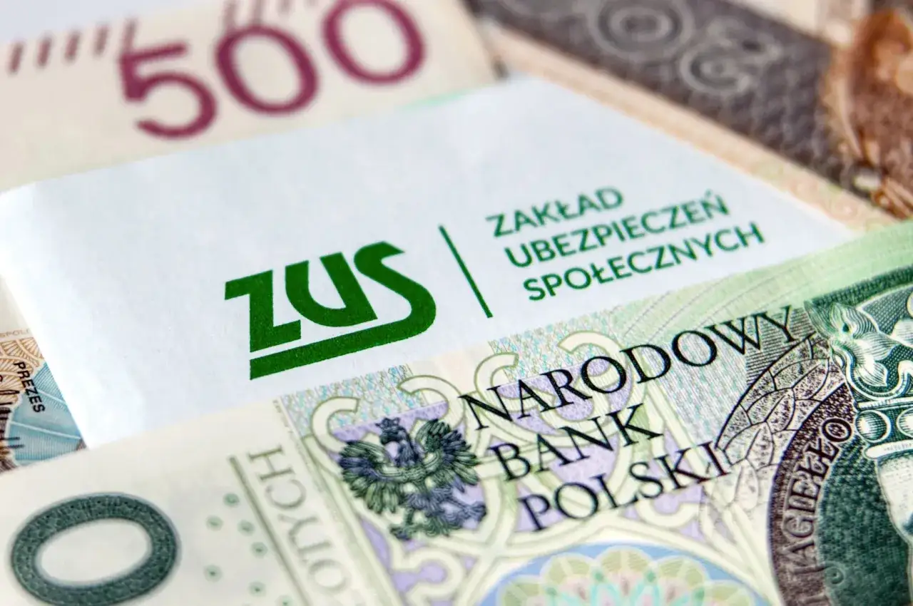 ZUS i polskie banknoty. Dowiedz się, jakie składki obejmuje umowa zlecenie.