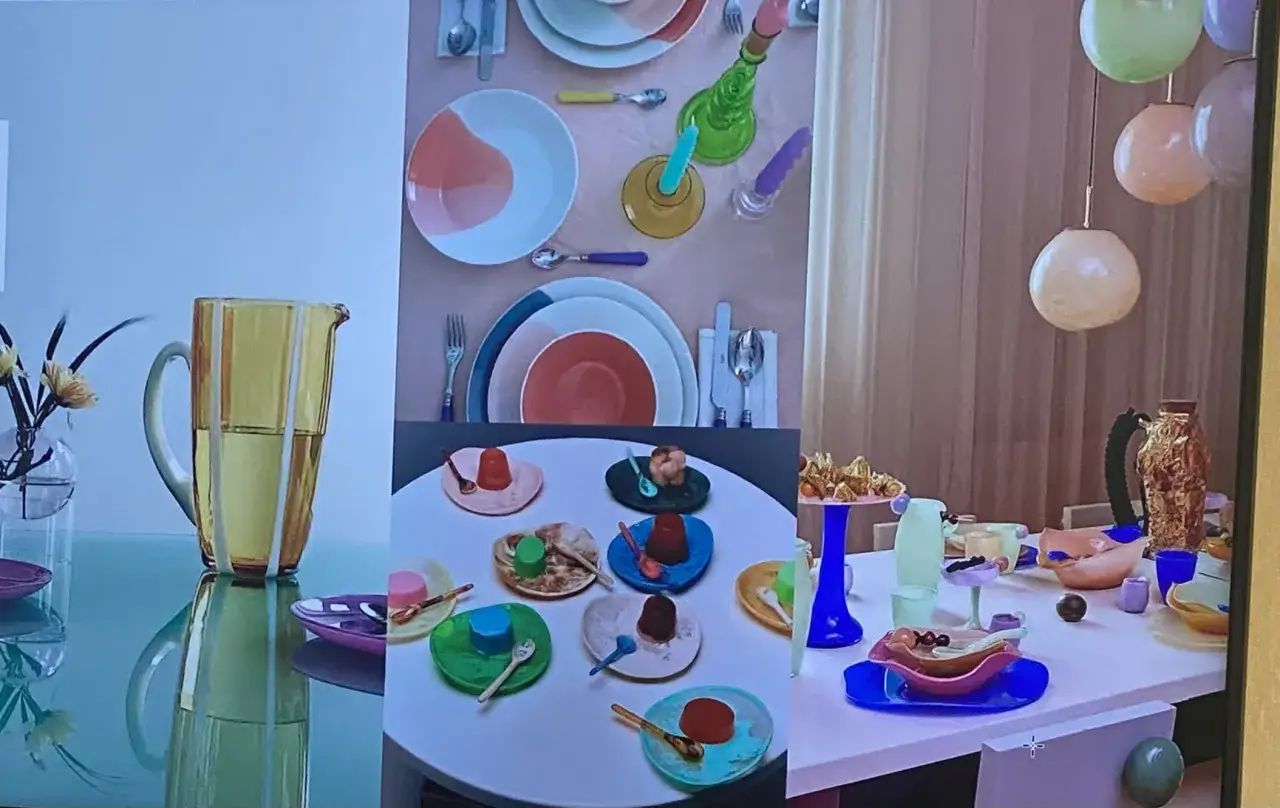Un joyeux **art de la table française** avec des desserts colorés, des assiettes vives et un pichet jaune.