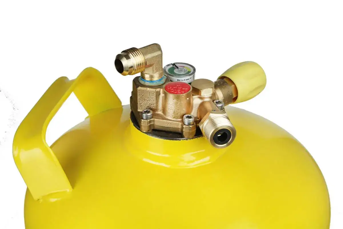 Żółta butla z gazem LPG z mosiężnym zaworem i manometrem.