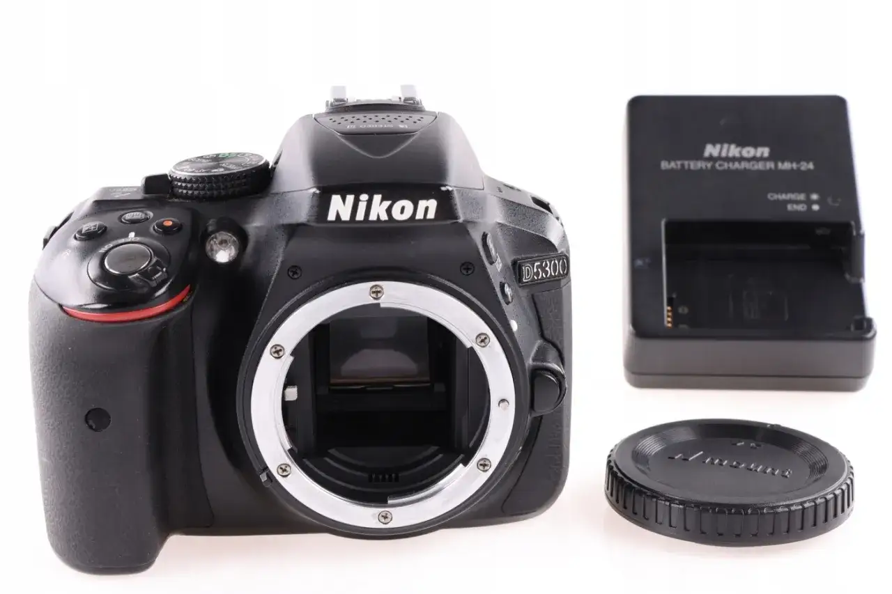 Cyfrowa lustrzanka Nikon D5300 z ładowarką i dekielkiem. Gotowa do uchwycenia Twoich najlepszych wspomnień.