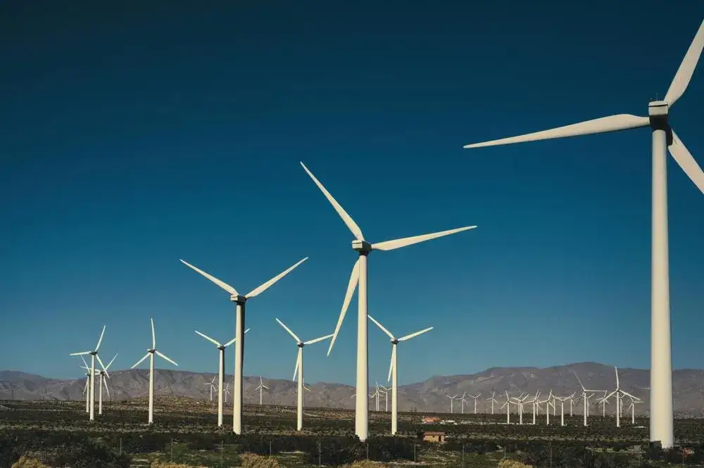 Ile kWh produkuje turbina wiatrowa? Duże i małe wiatraki liczby