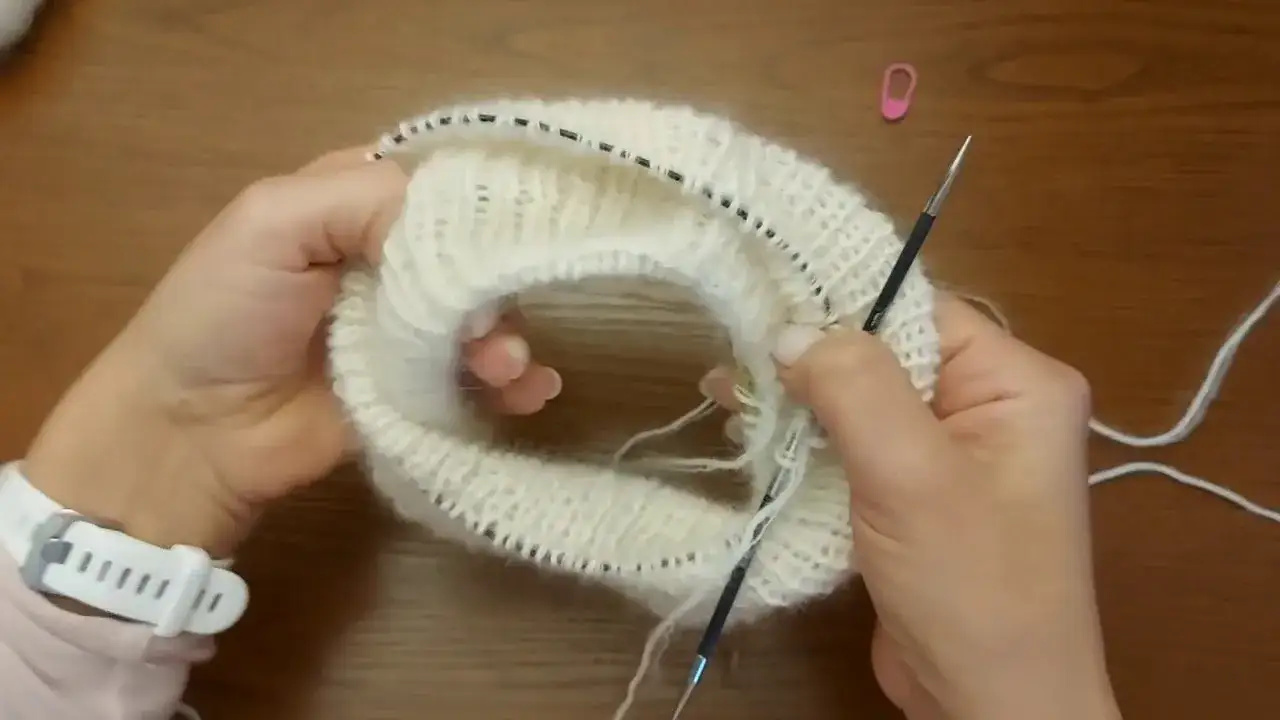 Rozciągnięty dekolt w swetrze? Napraw go sam! Skuteczne triki DIY