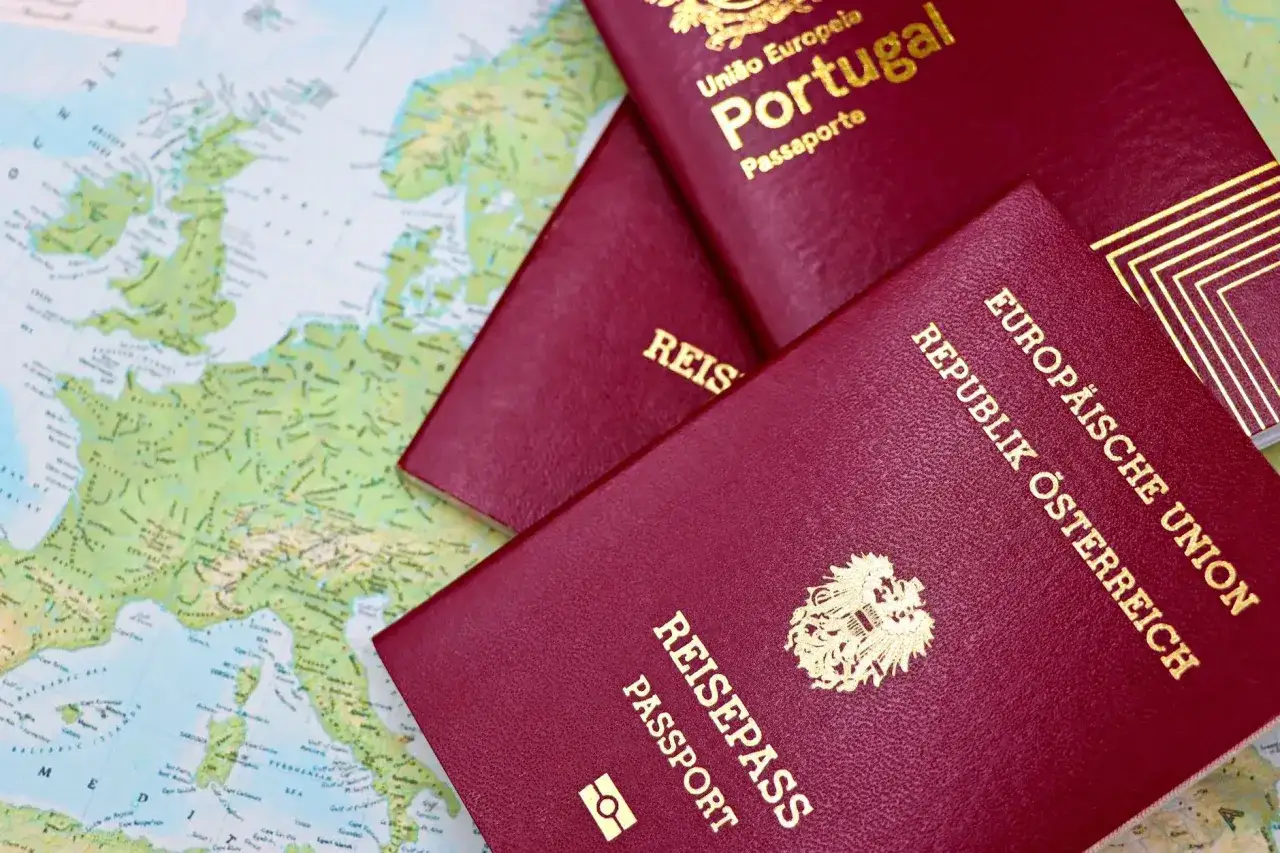 Paszporty Portugalii i Austrii leżą na mapie Europy. Planujesz podróż do Egiptu i potrzebujesz wizy?