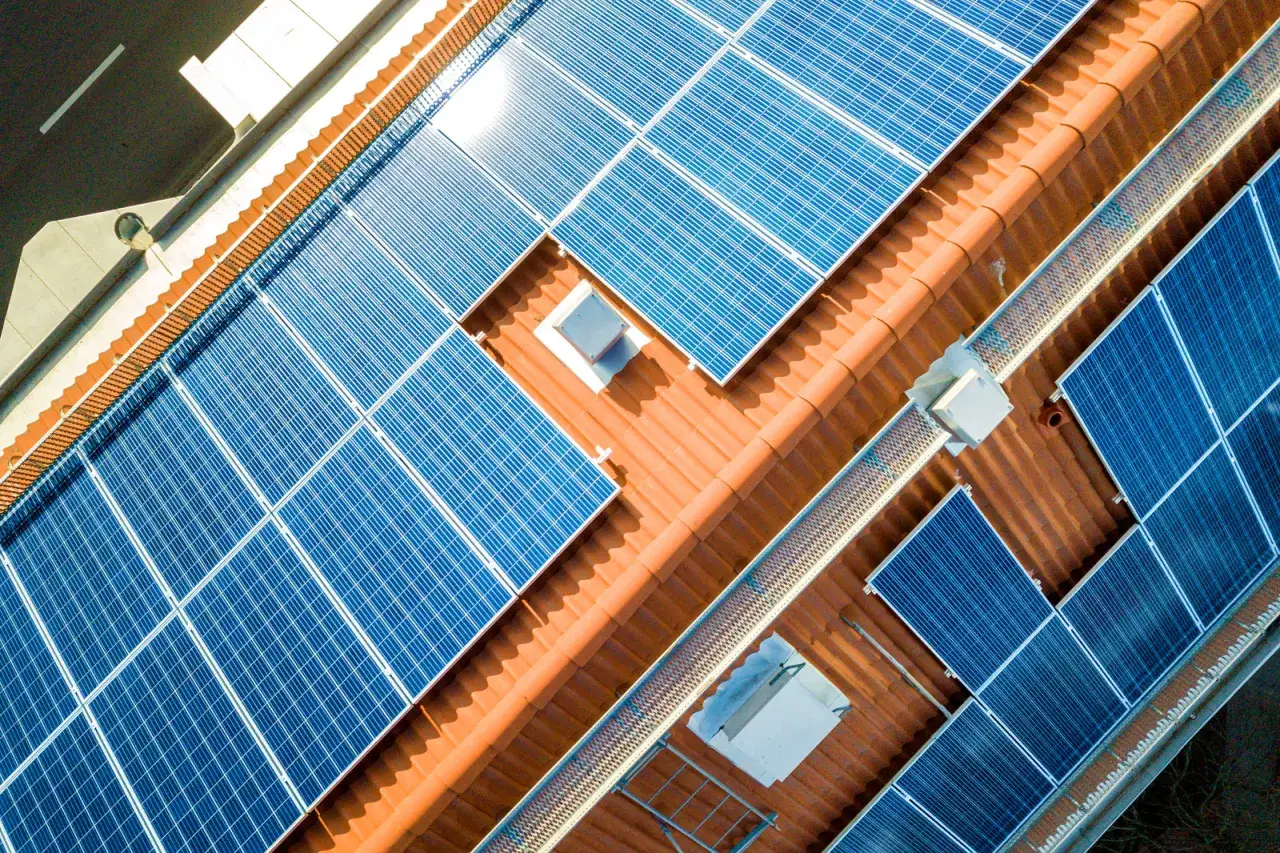 Panele fotowoltaiczne na dachu. Od kiedy można instalować 150 kw bez pozwolenia na budowę?