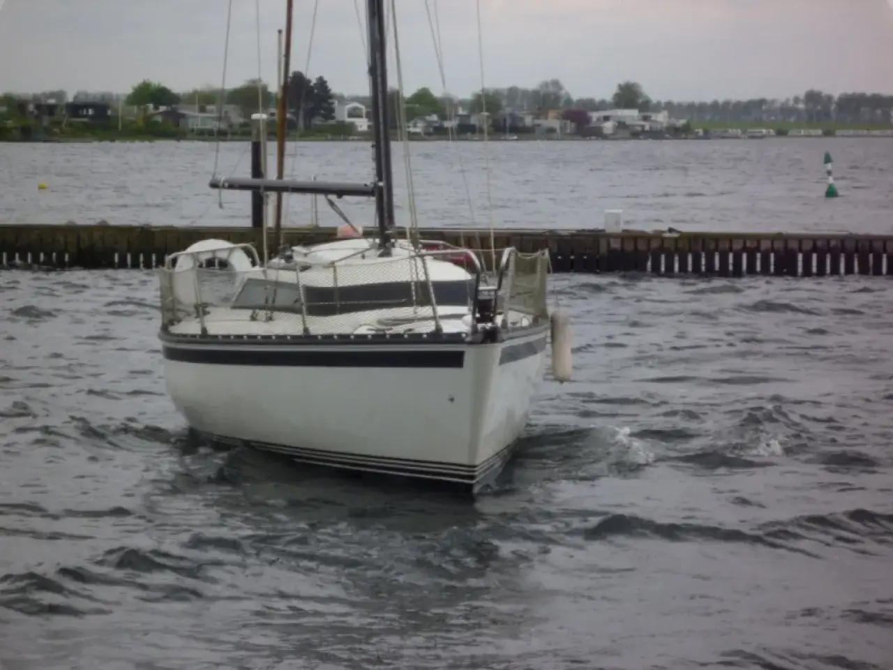 Segelboot im Wasser, bereit für ein Abenteuer. Die Freundschaft 22 ist ein Symbol für Freiheit und gemeinsame Erlebnisse auf See.