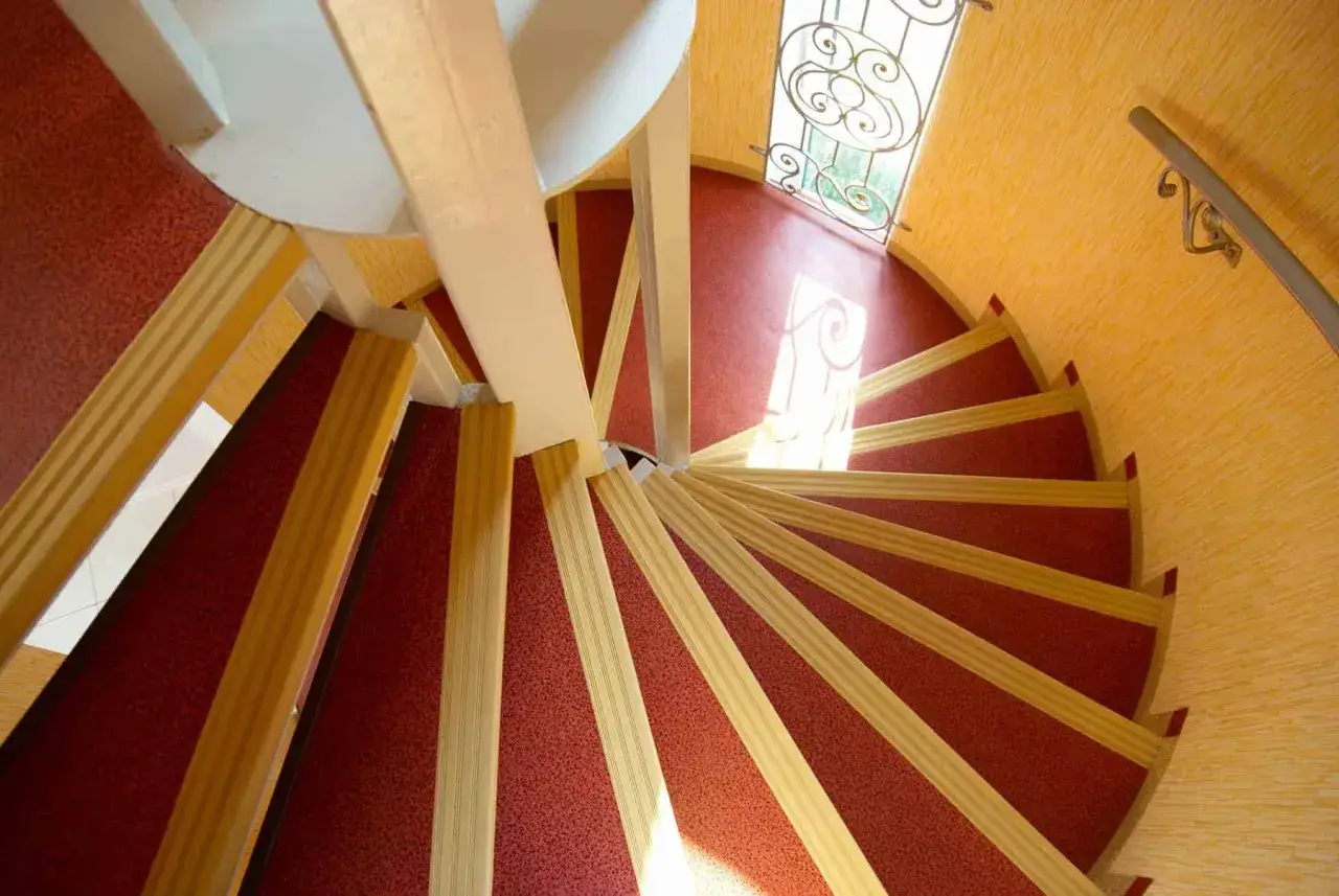 Spiralne schody krok po kroku: prosty sposób na efektowną realizację