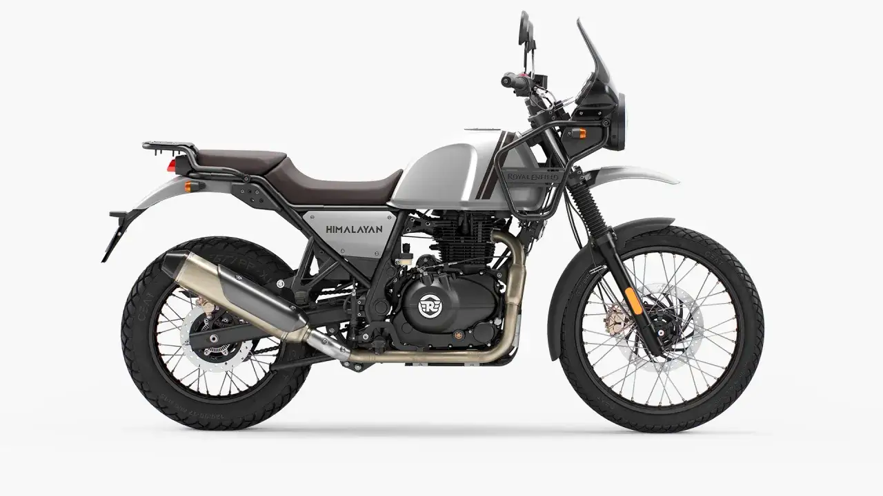 Srebrny Royal Enfield Himalayan gotowy na przygodę. Solidna konstrukcja, wygodne siodło i terenowe opony.