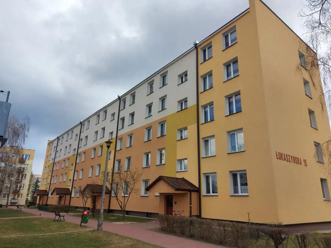 Blok mieszkalny przy ul. Łukaszyńskiej 15. Chcesz wiedzieć, jak napisać pismo do spółdzielni mieszkaniowej o remont?